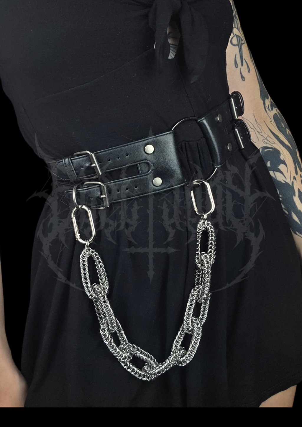 CHAÎNE "CHAINED"